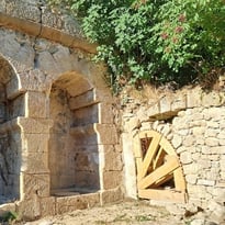 Visite guidée dans les anciens moulins de Varages. Randonnée sous la cascade et repas champêtre à la ferme de Laval.