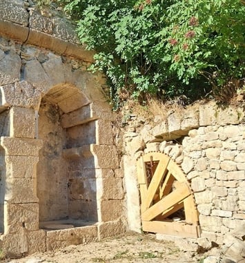 Visite guidée dans les anciens moulins de Varages. Randonnée sous la cascade et repas champêtre à la ferme de Laval.