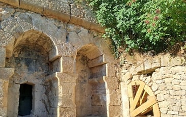 Visite guidée dans les anciens moulins de Varages. Randonnée sous la cascade et repas champêtre à la ferme de Laval.