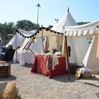 Campement et animations médiévales par les médiévales roquebrunoises et le clan des bannis, à Roquebrune-sur-Argens