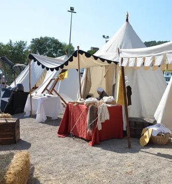 Campement et animations médiévales par les médiévales roquebrunoises et le clan des bannis, à Roquebrune-sur-Argens